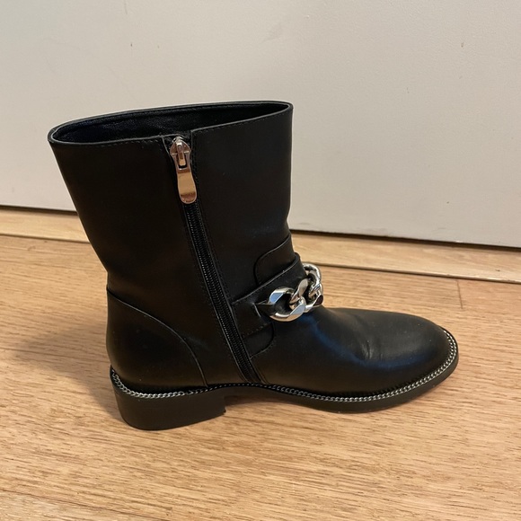 Chunky Chain Leather Boots - Picture 4 of 8